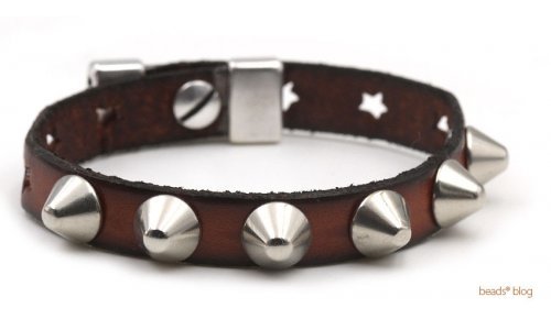 Pulseiras Estreitas com Tachas